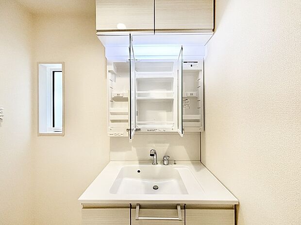 三面鏡の裏に、化粧品や衛生用品などを収納可能。洗面台をすっきりと保ちます！  