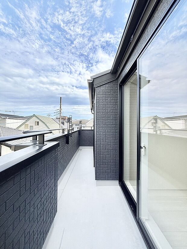 暖かな陽光が降り注ぐバルコニーはお洗濯におすすめ。爽やかな風も心地よいです。 