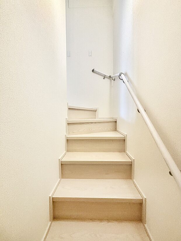 安全性を考慮し階段には手すりを設置しています