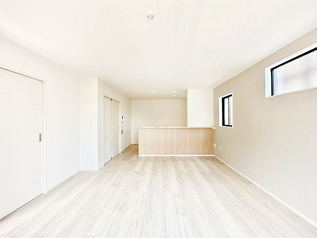 ご家族の賑やかな話し声で包まれる明るいリビング。   