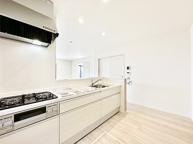 リビングで遊ぶお子様を見守りながらお料理ができる対面キッチン。  