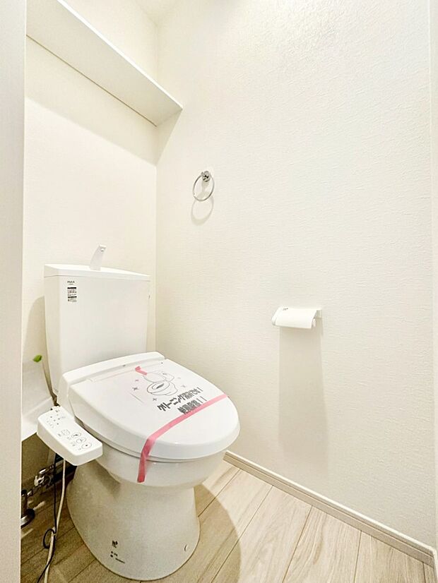 明るく清潔感のあるトイレです。 