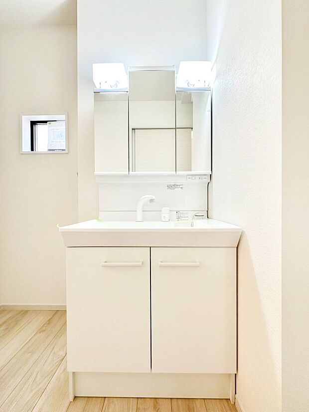 収納力と機能性に優れたお手入れラクラク洗面化粧台！  