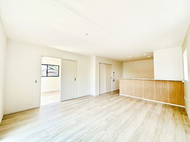 明るい陽光が注ぎ、寛ぎの雰囲気に満たされるダイニング。   