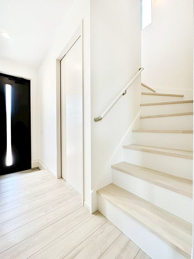 階段には手すりがあり、小さなお子様やお年寄りの方にも安心です。