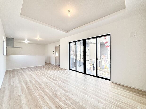 明るい陽光が注ぎ、寛ぎの雰囲気に満たされるリビング・ダイニング。