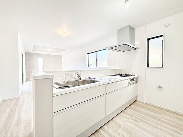 爽やかな風が通り抜けるキッチン。窓があるので明るく換気にも役立ちます。