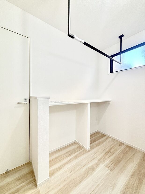 室内物干しポール。梅雨や花粉の時期に大活躍します。