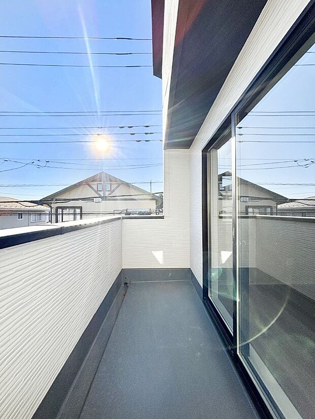 ゆったりバルコニーだから沢山お洗濯ものを干せます。