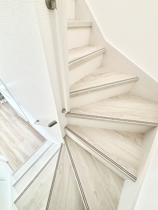 階段は手すり付きなので小さなお子さまやご高齢の方も安心です