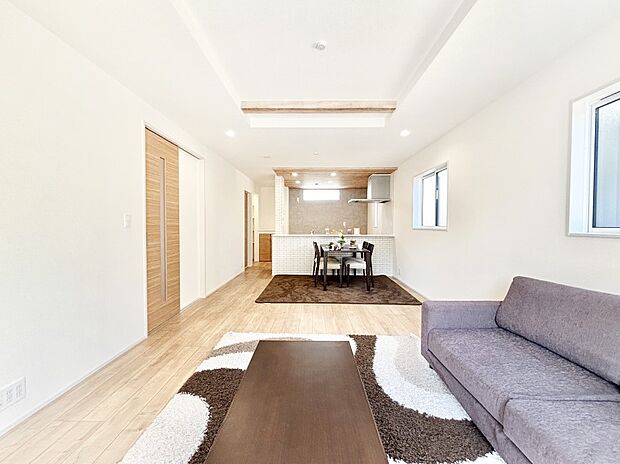 家族の和やかな会話が聞こえてきそう。開放感のあるリビングです。※家具はCGです  