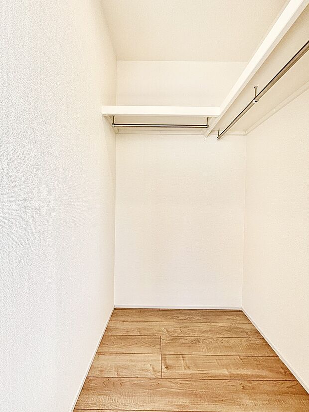 ウォークインクローゼット付きで生活空間を広く利用できます。