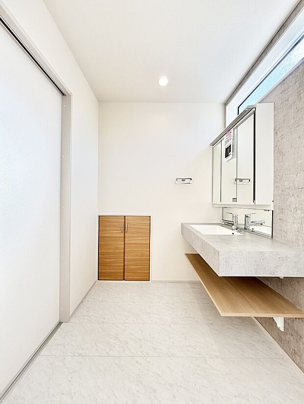 明るい洗面所は毎朝の身支度も楽しくできちゃいそうです。    