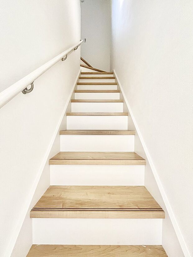 階段は手すり付きなので小さなお子さまやご高齢の方も安心です