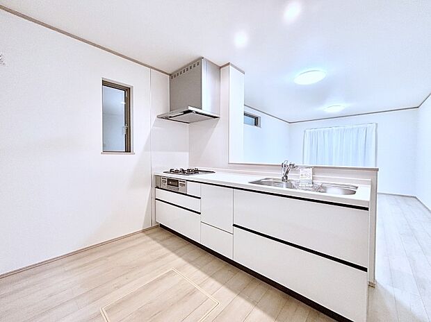 カウンター越しに楽しいおしゃべり。いつものお料理がもっと美味しくなりそうですね。