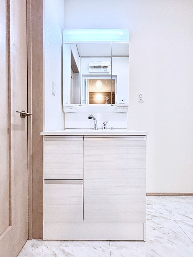 大きく見やすい三面鏡で清潔感ある洗面台は、身だしなみチェックや肌のお手入れにおすすめです。