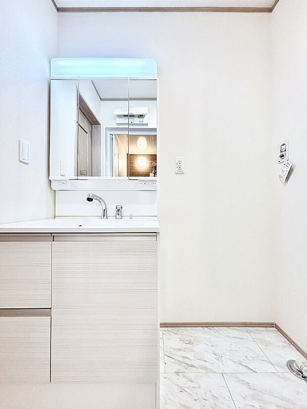 明るい洗面所は毎朝の身支度も楽しくできちゃいそうです。
