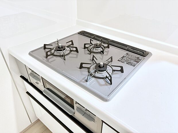 ガスコンロはSiセンサー搭載。火力調節や焦げ付き・消し忘れも防いでくれます。