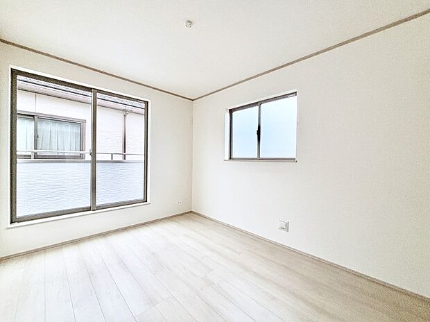 明るいバルコニーサイドに洋室を設置。目覚めの良い寝室に。