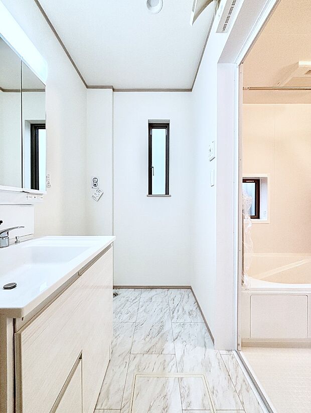 清潔感ある洗面化粧室で朝の身支度も快適