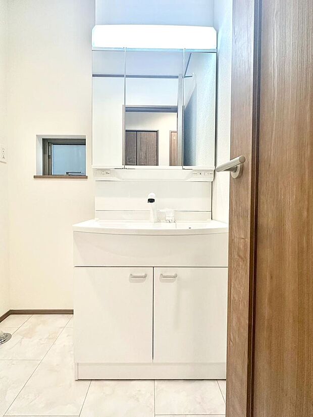 大きく見やすい三面鏡で清潔感ある洗面台は、身だしなみチェックや肌のお手入れにおすすめです。 