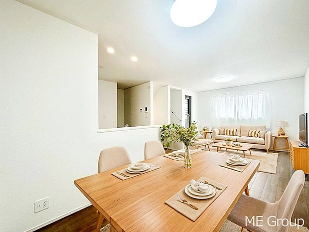 ご家族の賑やかな話し声で包まれる明るいリビング ※家具はCGです