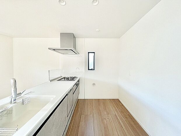 爽やかな風が通り抜けるキッチン。窓があるので明るく換気にも役立ちます。