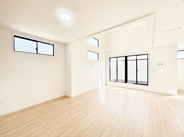 吹抜けのあるリビング！陽光が部屋全体を明るく照らし、リビング全体が開放感のある空間になります。