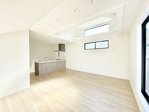 ナチュラルテイストの優しく柔らかい色使いのフローリングが素敵なリビングですね。