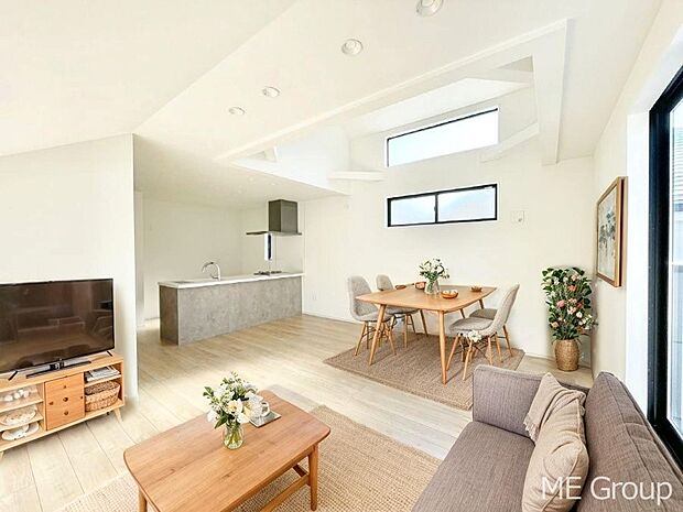 ご家族の賑やかな話し声で包まれる明るいリビング ※家具はCGです