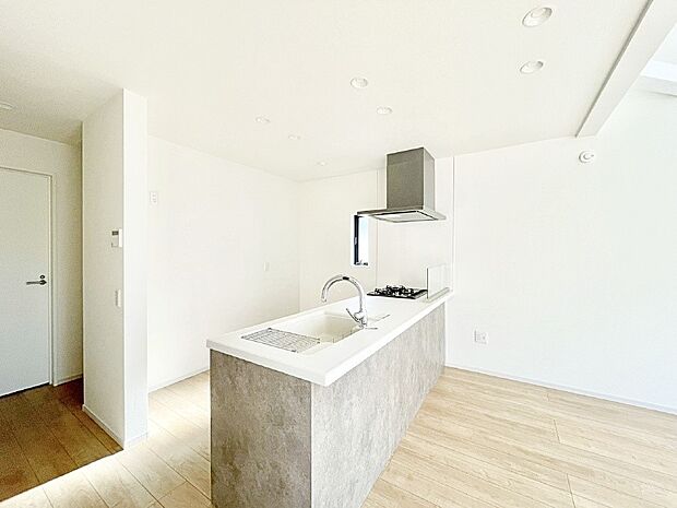 爽やかな風が通り抜けるキッチン。窓があるので明るく換気にも役立ちます。