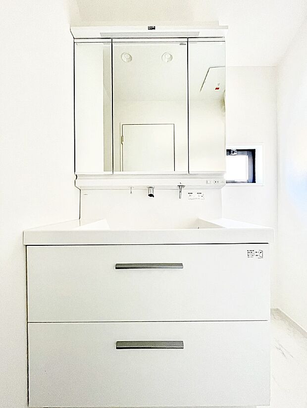 スタイリングに便利な三面鏡、ミラーキャビネットで細かい物スッキリ