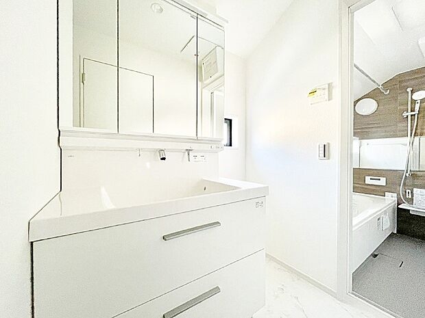 洗面所はゆとりのあるスペースで、身支度や入浴後のスキンケアも心に余裕をもってできそうです。