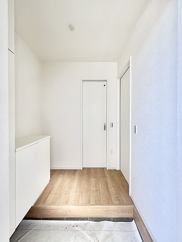 明るい玄関はお客様をお出迎えするのにぴったりです！ 