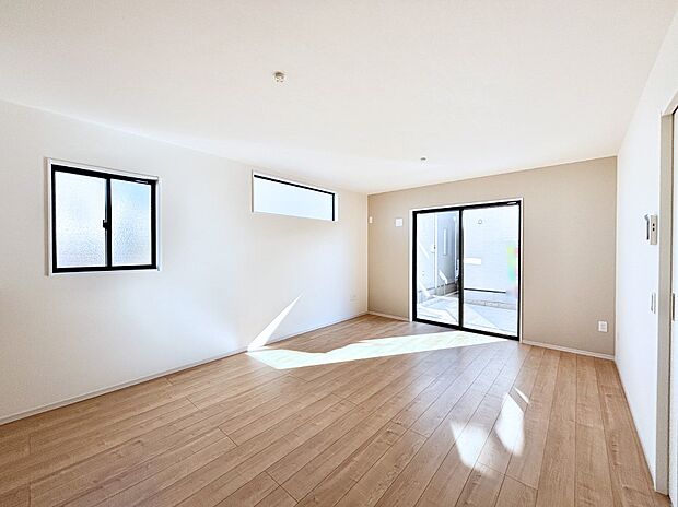 アクセントクロスがお洒落なリビング。家族でのんびりくつろげる広々スペース。