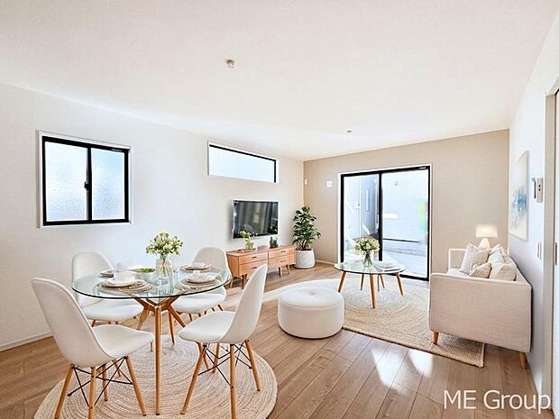 ご家族の賑やかな話し声で包まれる明るいリビング  ※家具はCGです