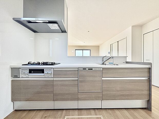 リビングを見渡せる人気のカウンターキッチン。 家族を見守りながら家事をすることができます。