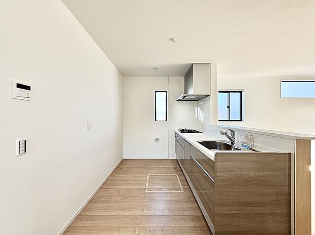 爽やかな風が通り抜けるキッチン。窓があるので明るく換気にも役立ちます。