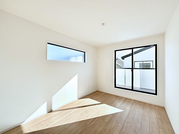 明るいバルコニーサイドに洋室を設置。目覚めの良い寝室に。