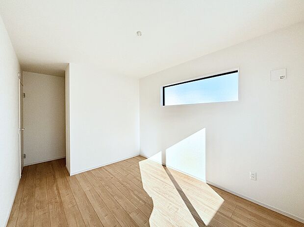 ウォークインクローゼットがあるお部屋！季節ごとの入れ替えも不要で便利です。 