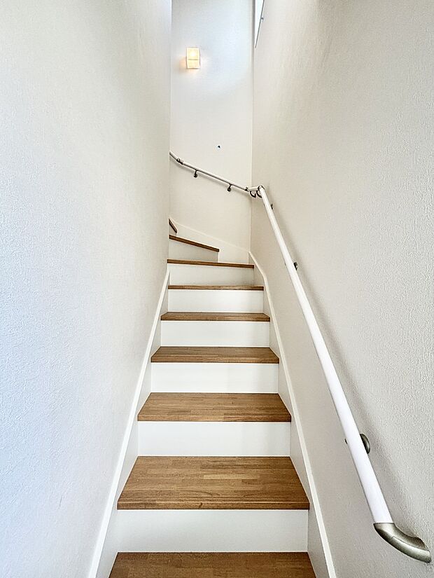 階段は手すり付きなので小さなお子さまやご高齢の方も安心です  