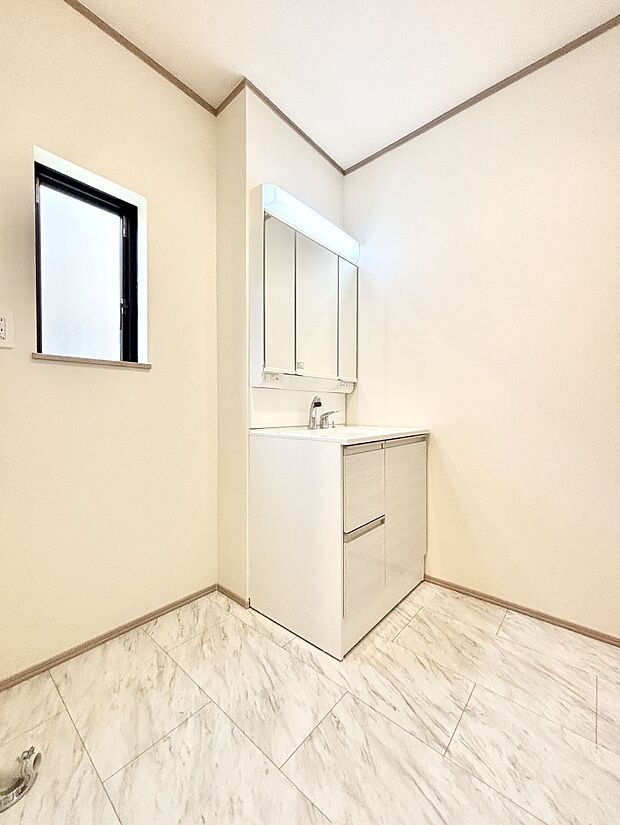 明るい洗面所は毎朝の身支度も楽しくできちゃいそうです。