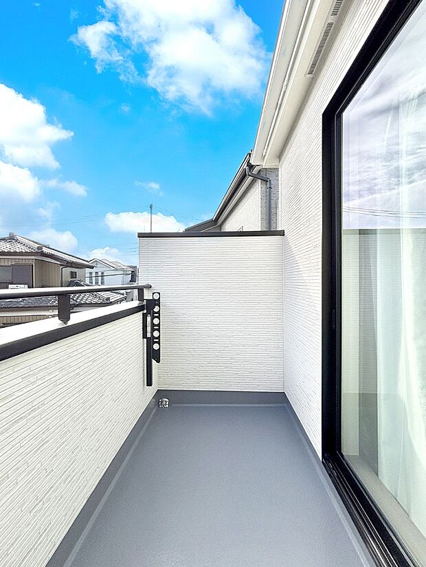 暖かな陽光が降り注ぐバルコニーはお洗濯におすすめ。爽やかな風も心地よいです。