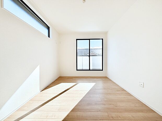 バルコニーが開放感をプラスしてくれる洋室