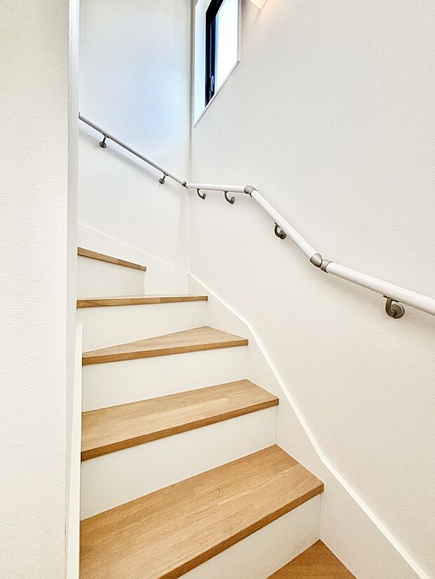 階段は手すり付きなので小さなお子さまやご高齢の方も安心です