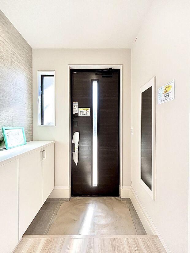 明るい玄関はお客様をお出迎えするのにぴったりです！ 