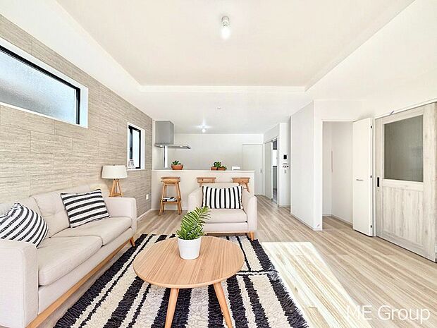 家族の和やかな会話が聞こえてきそう。開放感のあるリビングです。※家具はCGです  