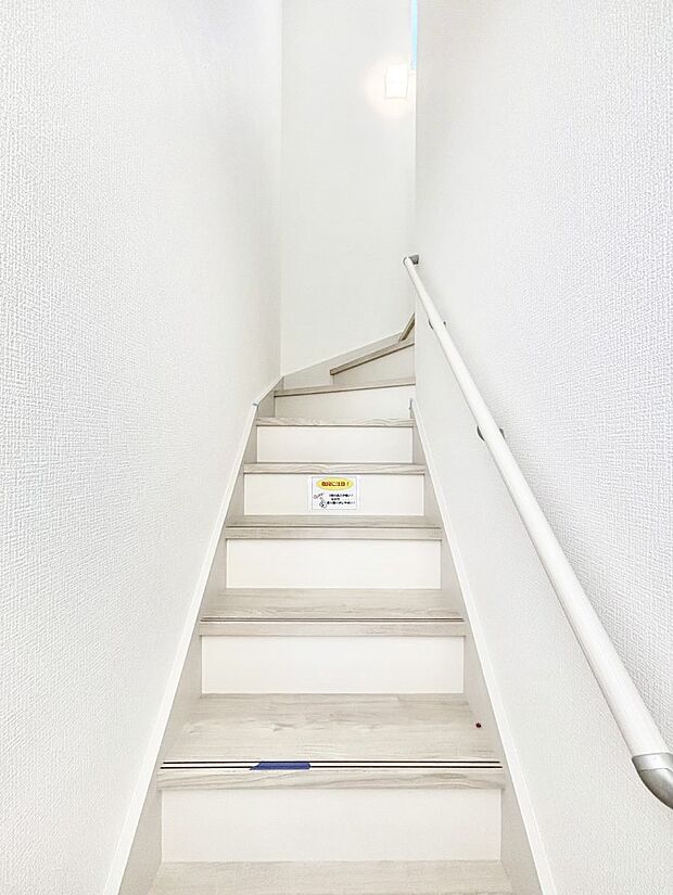 安全性を考慮し階段には手すりを設置しています