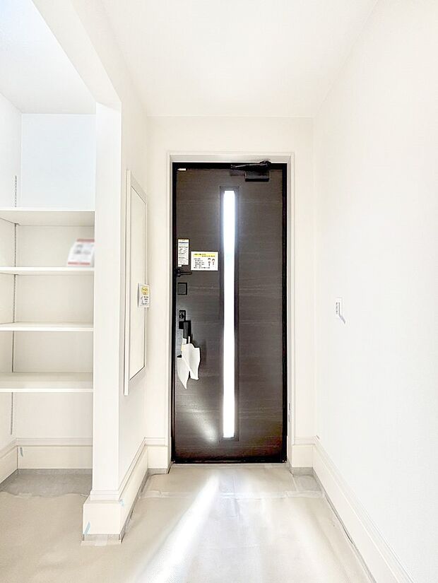 明るい玄関はお客様をお出迎えするのにぴったりです！ 