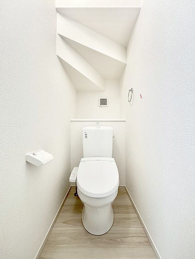 明るく清潔感のあるトイレです。